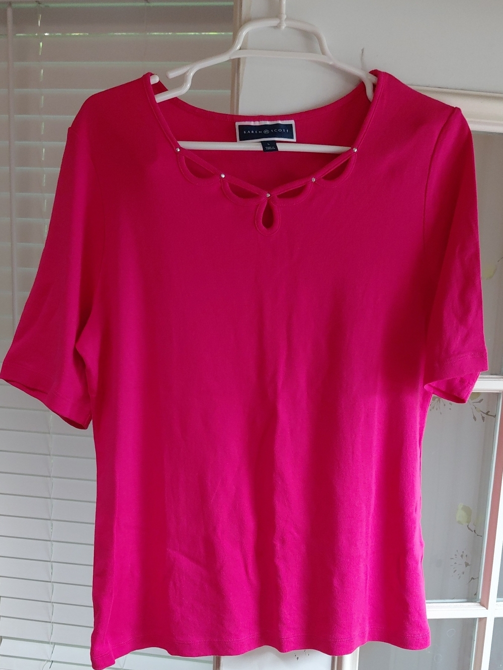KAREN SCOTT  fuchsia short sleeve tee with keyhole detail